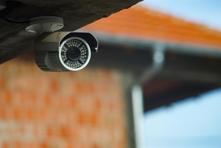 kamera monitoring wisząca pod dachem